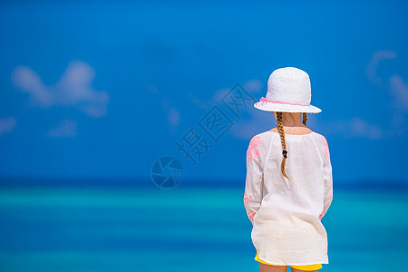 暑假期间海滩上可爱的小女孩在沙滩上闲暇孩子假期享受支撑旅行女士晴天快乐异国图片