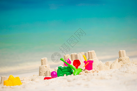 在白沙滩的沙堡 带着塑料小孩玩具支撑活动海岸海滩旅行海岸线情感孩子气候房子图片