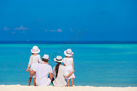 四岁四岁的年轻家庭在沙滩度假女性姐姐母亲享受女士父亲父母乐趣海滨异国图片