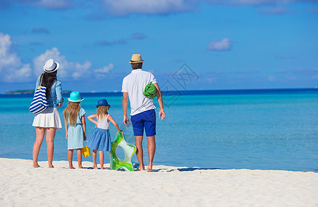 四岁四岁的年轻家庭在沙滩度假热带乐趣女孩海滩异国享受男人情调姐姐爸爸图片