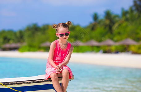 夏天放暑假时在船上的可爱小女孩海洋快乐旅行晴天异国海岸女儿女士女孩享受图片