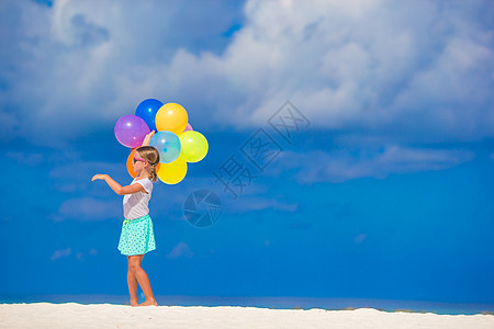 可爱的小女孩在沙滩玩气球游戏乐趣情感享受旅行假期热带微笑太阳镜学校孩子图片