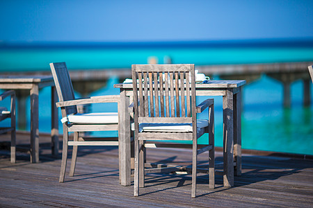 在印度洋奇特岛屿的夏季空旷户外咖啡厅太阳闲暇木头露台休息异国盘子娱乐餐厅椅子图片