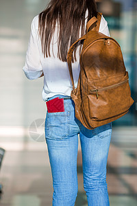 快乐的年轻女子 机场有机票和护照 等待登机时间女孩幸福航班行李商业旅行乘客签证女性飞机场图片