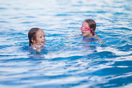 度假时在户外游泳池玩耍的适客小女孩享受海滨帽子婴儿乐趣女孩泳装假期孩子游泳衣图片