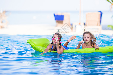 度假时在户外游泳池玩耍的适客小女孩幸福假期女儿海洋水池婴儿游泳衣童年享受海滨图片