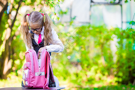 可爱的小女学生 背着背包回校外放学微笑学习假期黑板一年级童年女性幼儿园孩子公园图片