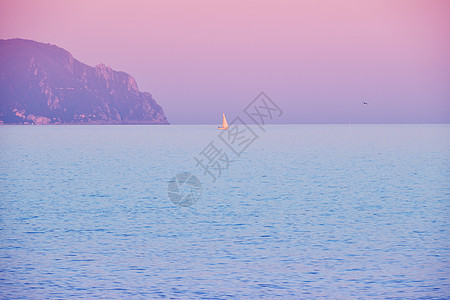 清静日落与粉红天空的海景蓝色游艇水景波浪风景粉色地平线涟漪场景日出图片
