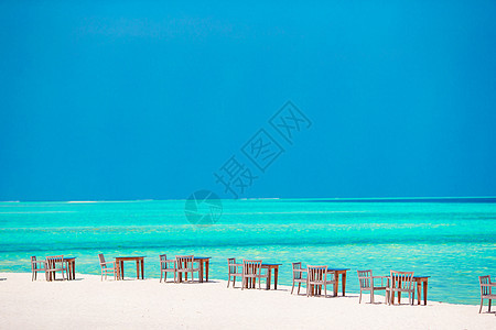 在印度洋中奇异岛岸边夏季空旷户外咖啡厅木头服务娱乐异国晴天盘子桌子酒吧蓝色旅游图片