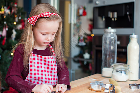 小可爱女孩 在家厨房为圣诞节做饼干烤姜饼的圣诞糕点蛋糕姐姐面团季节帮助家庭手工桌子烹饪图片