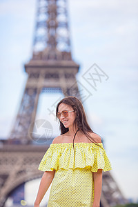 巴黎背景的快乐女人 在暑假期间在埃菲尔塔上度假高清图片