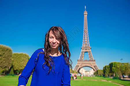 巴黎伊菲尔塔背景的美丽女人肖像 艾菲尔塔图片