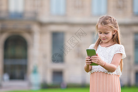 暑假期间在巴黎有电话的可爱幼儿女孩 巴黎游客婴儿孩子旅游假期喜悦旅行生活女性女儿图片