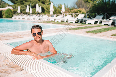 有笔记本电脑的年轻人 在户外游泳池泳池娱乐热带成人假期日光浴棕褐色游客生活喜悦图片