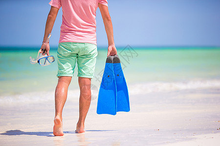 戴面罩和长鳍的年轻人 在热带海滩度假图片