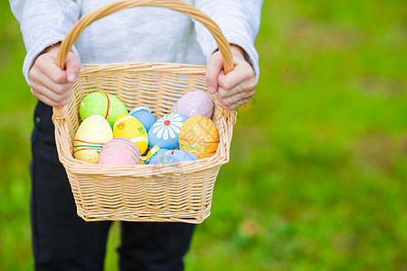 在篮子里紧贴彩色复活节鸡蛋孩子乐趣打猎草地女孩季节假期家庭庆典节日图片