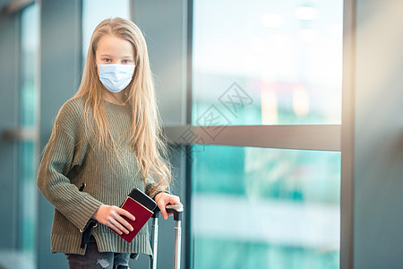 机场的小孩在等登机飞机场闲暇女儿护照感染木板航程旅游孩子游客图片