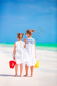 暑假期间的适女少女人数旅行海岸海滩假期晴天乐趣玩具喜悦闲暇孩子图片