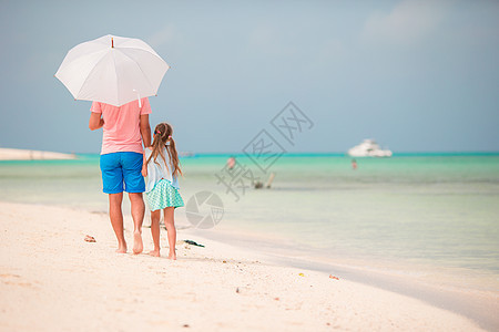 带雨伞的海滩上家庭背影天堂海岸男人热带海洋支撑女儿异国海滨爸爸图片