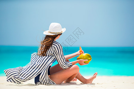 在海滩度假的年轻美容少女帽子享受女性女孩支撑异国热带自由蓝色闲暇图片