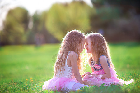 春日露户外的可爱小女孩姐姐孩子后代自由童年朋友公园乐趣森林季节图片