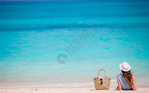 在海滩度假的年轻美女 快乐女孩享受沙滩和温暖天气 在海洋中放松一下吧图片