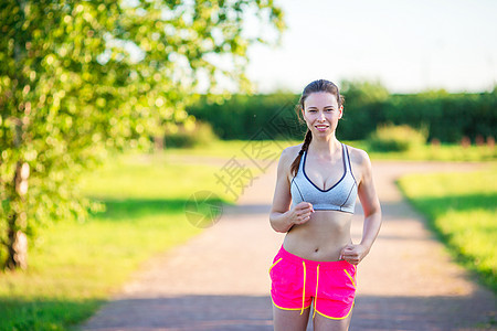 美丽的年轻运动女孩在户外跑步 赛跑者-为马拉松赛跑进行户外训练的女性图片