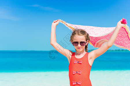 小女孩在热带度假时和海滩广场玩得开心毛巾幸福海岸情感旅行享受假期海景太阳闲暇图片