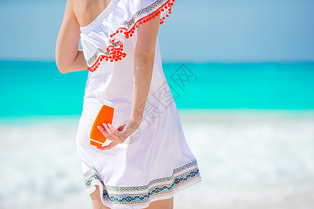 在沙滩上 女性手中的紧贴太阳尖叫瓶图片