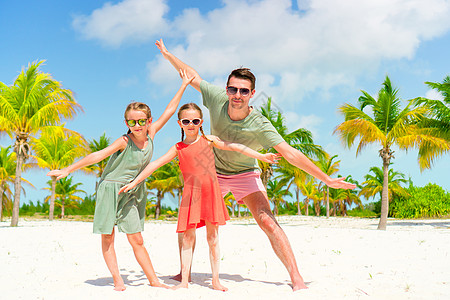 家庭在卡里比岛的白色热带海滩上行走异国海岸海岸线男人女儿跑步父亲享受幸福情调图片