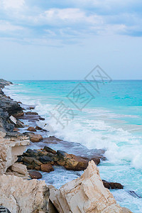 古巴濒近背景的野海岸和石头图片