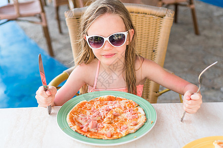 可爱的小女孩 吃披萨午餐吃比萨时间食物假期吃饭面团乐趣童年桌子咖啡店盘子图片