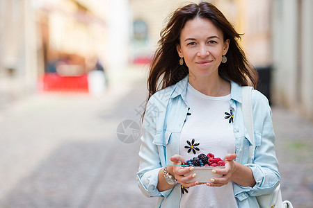 蓝莓 草莓 草莓 樱桃和黑莓在小篮子里放着 她喜欢吃新鲜的果子图片