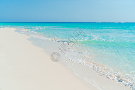 完美白色沙滩 有绿绿水异国旅行海岸线海洋热带风景情调天空天堂地平线图片