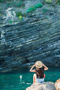 在辛克地球保留地的岩石上的一个小湾里的年轻女孩 刺激自然和新鲜空气图片