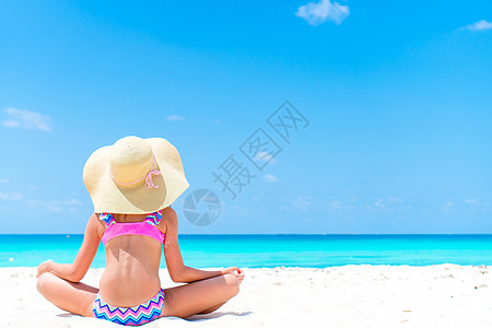 暑假时海滩上可爱的小女孩 在海边对孩子的后视线乐趣女儿支撑天堂女孩海景海洋热带假期情调图片