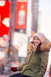 纽约市妇女作为时代广场游客或年轻快乐的女人来访美国纽约曼哈顿女性时间成人工作微笑身体建筑人行道街道市中心图片