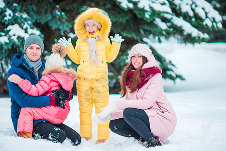 幸福的家庭享受寒冬雪日公园童年活动季节喜悦姐姐父亲孩子降雪快乐图片