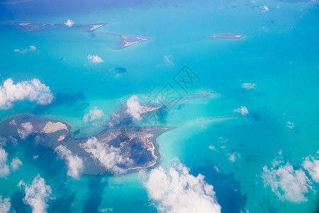 从上到下 美丽的景色环绕着多边的岛屿土地地平线运输蓝色旅行热带气氛天线窗户假期图片