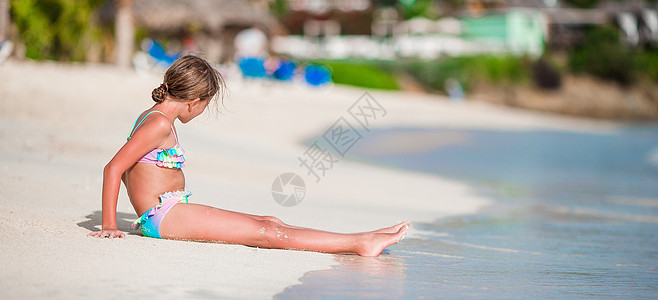 暑假期间海滩上可爱的小孩儿乐趣喜悦快乐海洋运动蓝色海岸娱乐假期童年图片