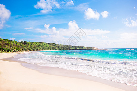 白沙 绿宝石海水和蓝天空的热带长发热带海滩海景海浪情调海洋蓝色海岸线晴天支撑地平线太阳图片