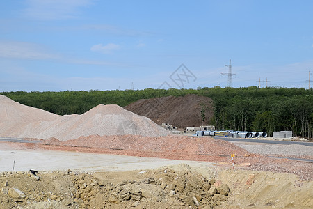 建设新的道路和交通交汇处 在钢筋混凝土结构和路面上工作土壤垃圾车工人沥青石头场地街道压实机车辆旅行图片