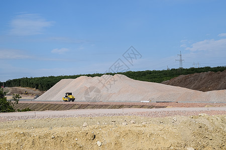 建设新的道路和交通交汇处 在钢筋混凝土结构和路面上工作城市土壤垃圾车振动工人稻田卡车钢架天线石头图片