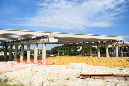 建设新的道路和交通交汇处 在钢筋混凝土结构和路面上工作土壤立交桥垃圾车工程建筑歧途石头沥青地球车辆图片