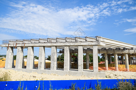 建设新的道路和交通交汇处 在钢筋混凝土结构和路面上工作旅行运输工人卡车修路城市活动沥青车辆滚筒图片