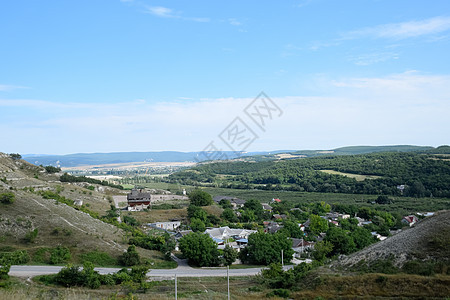 克里米亚风景 在克里米亚的道路上行驶 克里米亚的郊区 村庄 田野和小径日落蓝色晴天建筑学纬线汽车天空沥青街道驾驶图片