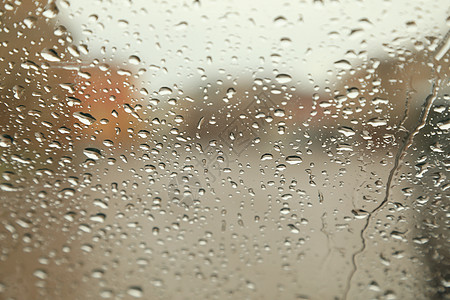 玻璃上的雨滴淋浴汽车镜子液体金属交通街道宏观窗户天气图片