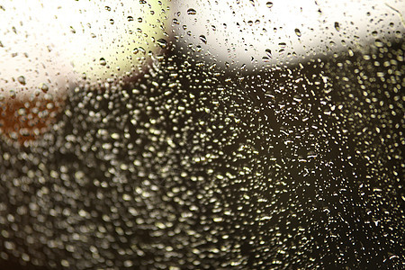 玻璃上的雨滴汽车反射叶子天气城市街道液体旅行窗户宏观图片