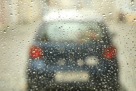 窗户雨滴玻璃上的雨滴金属镜子旅行车辆汽车反射天气叶子宏观交通背景
