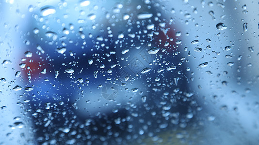 玻璃上的雨滴汽车反射风暴旅行宏观淋浴天气车辆街道窗户图片